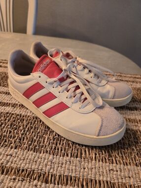 Womens Sz 8 Adidas Sneakers